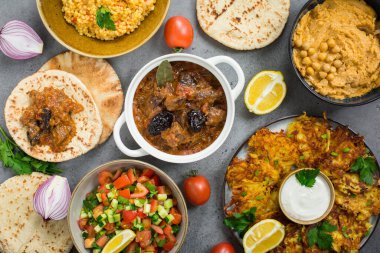 İsrail mutfağı: esik fleisch - Damson erikli ve baharatlı sığır güveci, humus, patates latkeki, ptitim, 