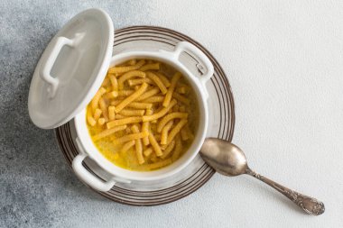 Çorbada Passatelli, tavuk suyunda pişirilmiş makarna. Ekmek kırıntısı, yumurta ve rendelenmiş parmesan peynirinden yapılmış bir makarna. İtalya 'nın Pesaro, Urbino ve Emilia Romagna bölgelerine özgü. Boşluğu kopyala.