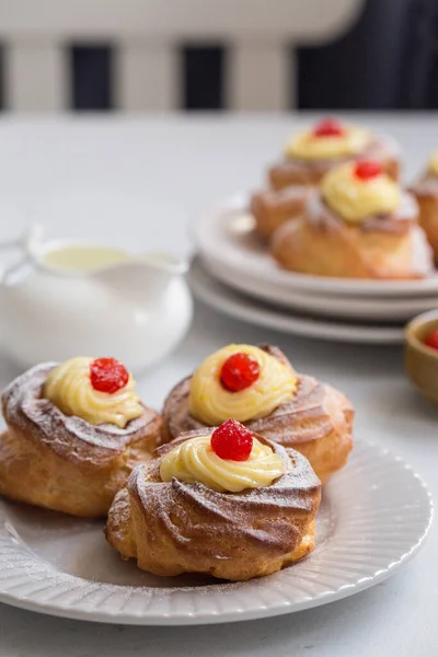 İtalyan pastası - zeppole di San Giuseppe - choux pastasından yapılmış kremalı pasta, krema ve kirazla doldurulmuş. Aziz Yusuf Günü 'nü kutlamak için yenir..