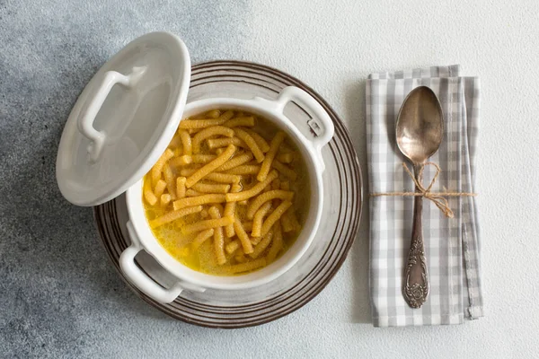 Brododa Passatelli - çorbada Passatelli - tavuk suyunda pişirilmiş, yemeye hazır makarna. Ekmek kırıntısı, yumurta ve rendelenmiş parmesan peynirinden yapılmış bir makarna. Pesaro, Urbino ve Emilia Romagna için tipik bir durum..