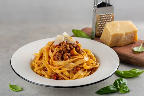 Jantar Italiano Macarrão Tagliatelle Com Molho Bolonhesa Feito Carne Molho — Fotografia de Stock