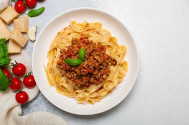 Tagliatelle ragu - İtalyan yumurtalı makarna et ve domates bolonez soslu. Üst Manzara. Boşluğu kopyala.