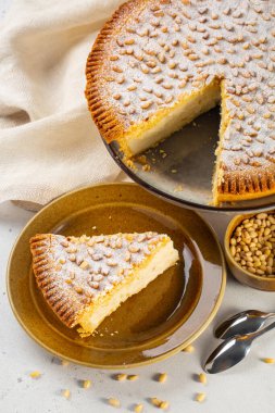 İtalyan büyükannenin pastası, Torta della nonna. İtalya, Toskana 'dan çam fıstıklı kremalı tart..