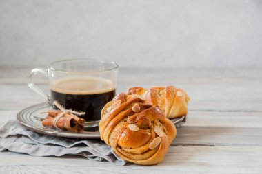Ev yapımı Kanelbullar - İsveç Tarçınlı Çörekler ve kahve