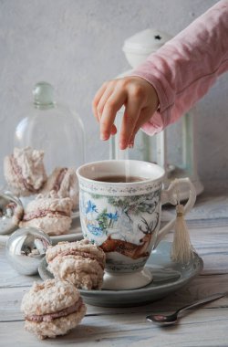 Hindistan cevizli badem ezmesi kremalı kurabiye ve kış tatilinde sıcak çay.