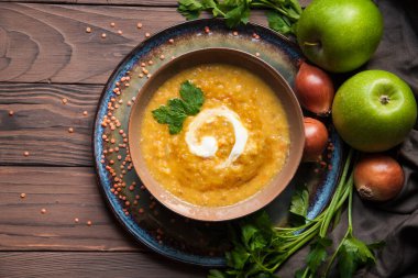 Hint körili mercimek ve elma çorbası. Koyu ahşap masada. Boşluğu kopyala.