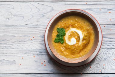Hint körili mercimek ve elma çorbası. Beyaz tahta arkaplan, boşluğu kopyala.