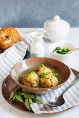 Canederli ya da Knodel ile öğle yemeği tipik Alto Adige, Almanya, Avusturya. Bayat ekmek, süt, yumurta, pastırma.. 