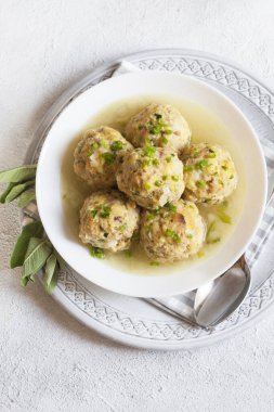 Alto Adige, Almanya, Avusturya için tipik Canederli veya Knodel porsiyonu. Bayat ekmek, süt, yumurta, pastırma.. 