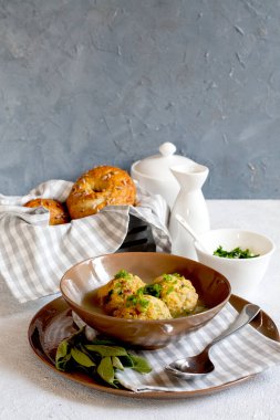 Ev yapımı Canederli veya Knodel tipik Alto Adige, Almanya, Avusturya. Bayat ekmek, süt, yumurta, pastırma.. 