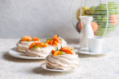 Ev yapımı mini Pavlova, krem peynirli ve meyveli kremalı bir tatlı..