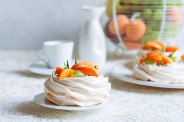 Ev yapımı mini Pavlova krem peynirli ve meyveli kremalı bir tatlı..