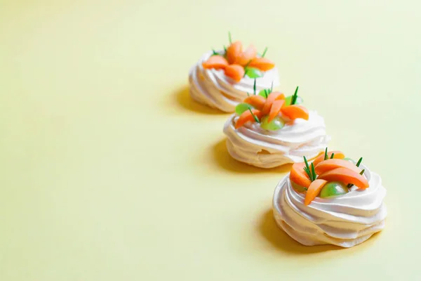 Mini Pavlova Zákusek Bázi Meringue Smetanovým Sýrem Ovocem Žlutém Pozadí — Stock fotografie