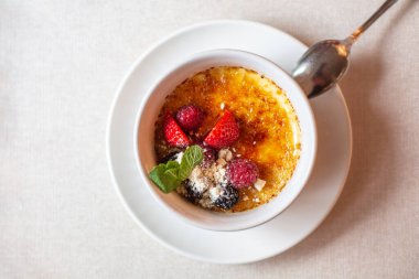 Taze böğürtlenli vanilyalı krema. Sert ışık. Üst görünüm.