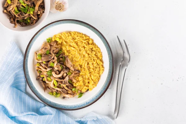 Risotto Alla Milanese Șofran Tigaie Ciuperci Stridii Prăjite Usturoi Ceapă — Fotografie, imagine de stoc