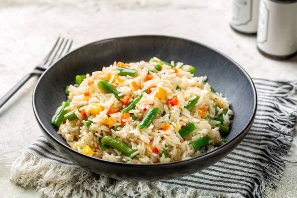 Plato Gris Oscuro Con Arroz Verduras Fritas Judías Verdes Zanahoria —  Fotos de Stock