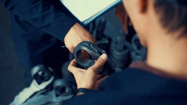 Fabrika işçisi. Ağır Sanayi Mühendisleri Boru İmalat Fabrikası 'nda. Ağır Sanayi Üretim Tesisi 'nde çalışıyorlar. Mühendisler Ekibi Fabrikada Tartışıyor.