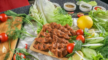 Cigkfte. Cig kofte. Peynirli kofta hindi (Türkçe 'de çiğ köfte) marul, domates, turşu ve limon, sıcak chee kofta. Domatesli, limonlu ve marullu bulgur köftesi..