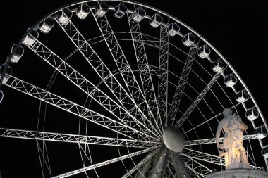 Gece gökyüzünün arka planında heykel