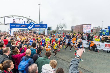 Manchester, İngiltere - 08 Nisan, 2018: Manchester, İngiltere'de büyük Manchester maraton başlangıcı
