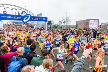 Manchester, İngiltere - 08 Nisan, 2018: Manchester, İngiltere'de büyük Manchester maraton başlangıcı