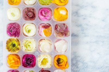 Düğünçiçeği çiçeklenir donmuş buz küpleri mermer zemin, üstten görünüm ile tepsi