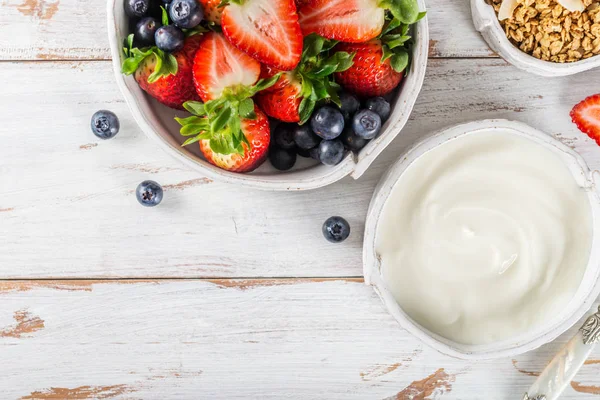 Skål Med Naturell Yoghurt Med Müsli Och Färska Bär Trä — Stockfoto