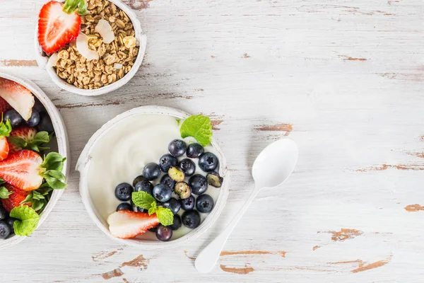 Skål Med Naturell Yoghurt Med Müsli Och Färska Bär Trä — Stockfoto