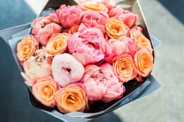 Taze pembe şakayık ve güller. Kart kavramı, pastel renkler, resmi kapat