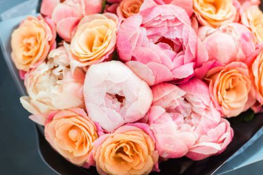 Taze pembe şakayık ve güller. Kart kavramı, pastel renkler, resmi kapat