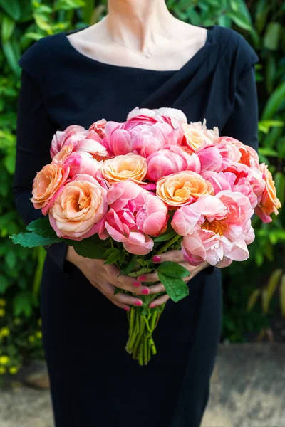 Mujer Vestida Negro Sostiene Ramo Peonías Rosas Rosadas Concepto Tarjeta — Foto de Stock