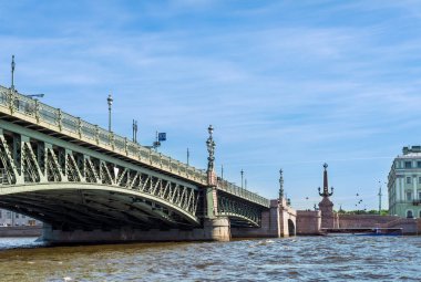 Güne, tonlu görüntü ayrıntılarını Neva nehir Sankt Petersburg, Rusya üzerinden köprüden sırasında güzel güneşli yaz