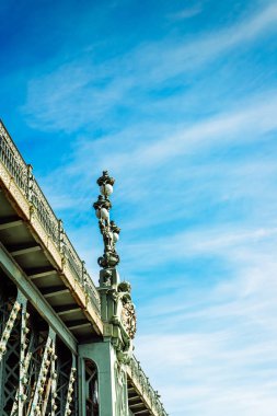 Güne, tonlu görüntü ayrıntılarını Neva nehir Sankt Petersburg, Rusya üzerinden köprüden sırasında güzel güneşli yaz