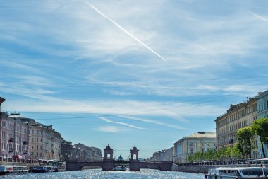 Nehirler ve kanallar Saint Petersburg, Rusya'nın güzel yaz gün boyunca boyunca ünlü tekne turu