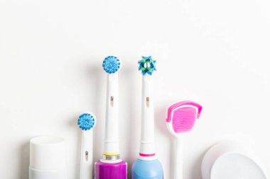 Elektrikli şarj edilebilir diş fırçaları, dil temiz ve açık renkli üzerinde diş diğer aksesuarları