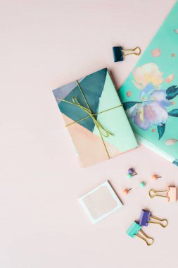 Farklı kırtasiyeli Rüya ve Fikirler ve Pembe arka planda yatan Büyük Pembe Şakayık çiçeklerini yazmak için Boş Not Defteri. Üst Manzara. Kız Ofisi ayarları fikri. Düzleştirme biçimi.