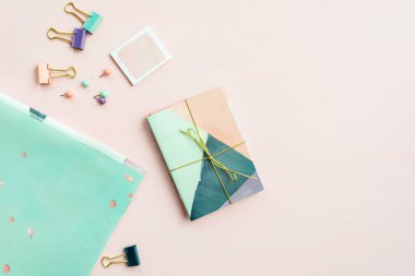 Farklı kırtasiyeli Rüya ve Fikirler ve Pembe arka planda yatan Büyük Pembe Şakayık çiçeklerini yazmak için Boş Not Defteri. Üst Manzara. Kız Ofisi ayarları fikri. Düzleştirme biçimi.