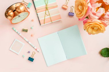 Farklı kırtasiyeli Rüya ve Fikirler ve Pembe arka planda yatan Büyük Pembe Şakayık çiçeklerini yazmak için Boş Not Defteri. Üst Manzara. Kız Ofisi ayarları fikri. Düzleştirme biçimi.