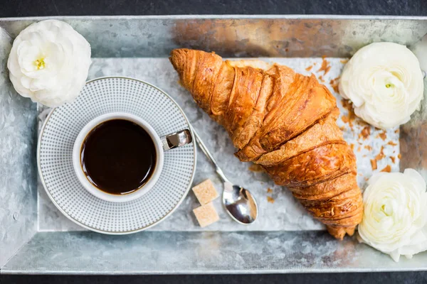 Könnyű Reggeli Friss Croissant Csésze Kávé Szürke Tálca Közeli Tavasz — Stock Fotó