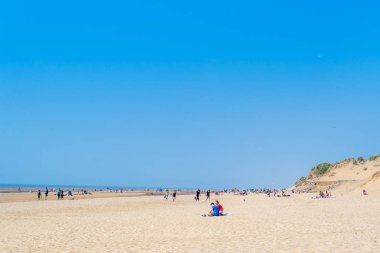 Liverpool, Büyük Britanya - 10 Haziran, 2018: Sandy Formby Beach güneşli bir sürü insan ile Liverpool yakınındaki. Alışılmadık sıcak yaz İngiltere'de. İngiltere, Amerika Birleşik Devletleri Kuzey Batı kıyısında bu
