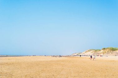 Liverpool, Büyük Britanya - 10 Haziran, 2018: Sandy Formby Beach güneşli bir sürü insan ile Liverpool yakınındaki. Alışılmadık sıcak yaz İngiltere'de. İngiltere, Amerika Birleşik Devletleri Kuzey Batı kıyısında bu