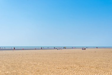 Liverpool, Büyük Britanya - 10 Haziran, 2018: Sandy Formby Beach güneşli bir sürü insan ile Liverpool yakınındaki. Alışılmadık sıcak yaz İngiltere'de. İngiltere, Amerika Birleşik Devletleri Kuzey Batı kıyısında bu