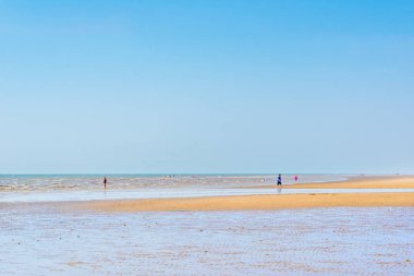 Liverpool, Büyük Britanya - 10 Haziran, 2018: Sandy Formby Beach güneşli bir sürü insan ile Liverpool yakınındaki. Alışılmadık sıcak yaz İngiltere'de. İngiltere, Amerika Birleşik Devletleri Kuzey Batı kıyısında bu