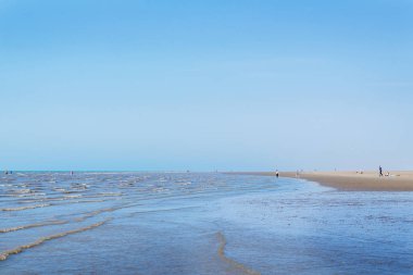Sandy Formby Liverpool bir sürü insan ile güneşli bir plaj. Alışılmadık sıcak yaz İngiltere'de. İngiltere, Amerika Birleşik Devletleri Kuzey Batı kıyısında bu