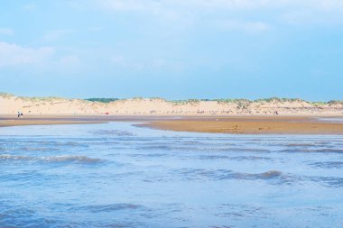 Sandy Formby Liverpool bir sürü insan ile güneşli bir plaj. Alışılmadık sıcak yaz İngiltere'de. İngiltere, Amerika Birleşik Devletleri Kuzey Batı kıyısında bu