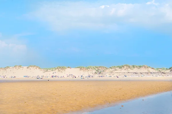 Formby Piaszczysta Plaża Pobliżu Liverpoolu Słoneczny Dzień Dużą Ilością Osób — Zdjęcie stockowe