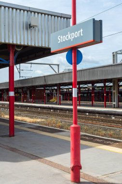 Stockport, İngiltere - 23 Haziran 2018: Platform Stockport Tren İstasyonu yakınındaki Manchester, Büyük Britanya