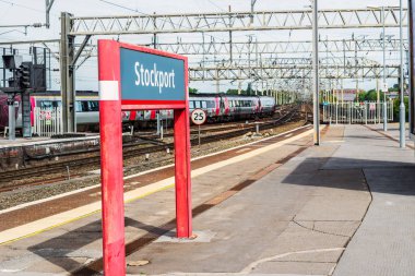 Stockport, İngiltere - 23 Haziran 2018: Platform Stockport Tren İstasyonu yakınındaki Manchester, Büyük Britanya