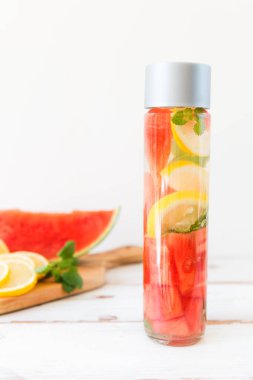 İnfüzyon suyla limon, karpuz ve nane limon ve yakın karpuz kesme taşlarla spor şişe detoks