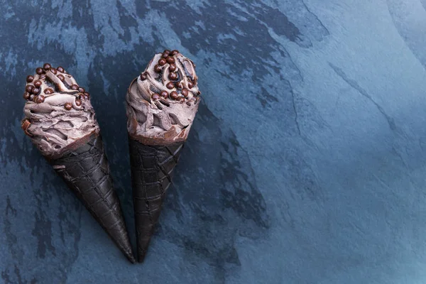 Doppio Gelato Cioccolato Con Coni Cialde Nere Sfondo Scuro — Foto Stock